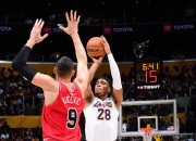 关于出色防守引发热议！，詹姆斯在公牛比赛中败北比赛高潮迭起的信息